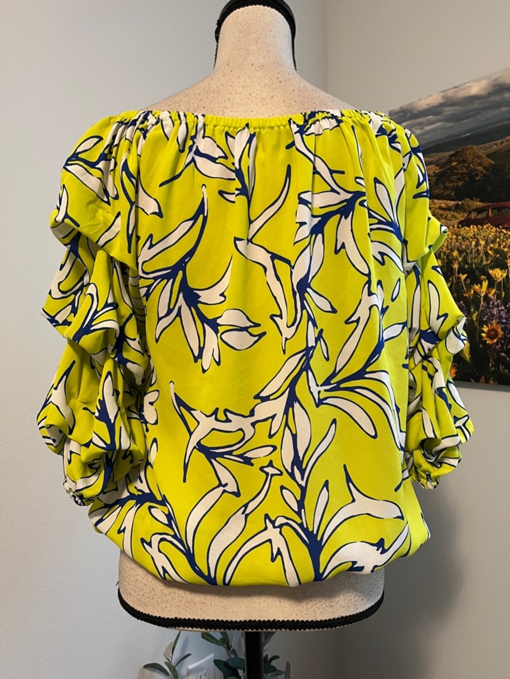 CeCe Floral Blouse. - Picture 9 of 12